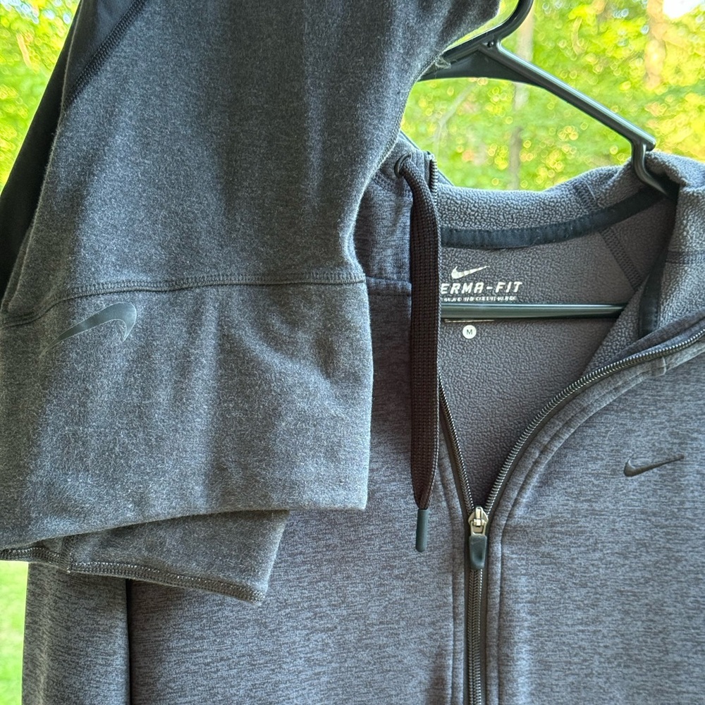 Nike Charcoal Therma-Fit Hoodie & Matching leggings
EUC Hoodie- Med leggings-lg
